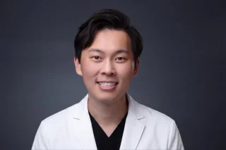 Dr. Yiyang Zou, DMD, dentista y propietario de One Ounce Dental